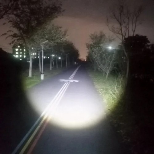 White Laser Flashlight TypeC Fast Charging COB Dual Light 300M (Model: A76) – Generic – LED (photo 4)